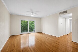 2238 S Piney Point Rd in Houston, TX - Building Photo