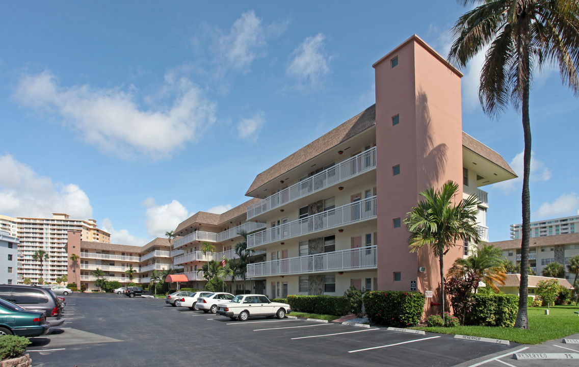 1891 S Ocean Dr in Hallandale Beach, FL - Foto de edificio