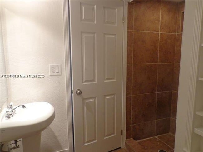 3741 NW 95th Terrace in Sunrise, FL - Building Photo - Building Photo