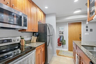 512 W Barry Ave in Chicago, IL - Building Photo - Building Photo