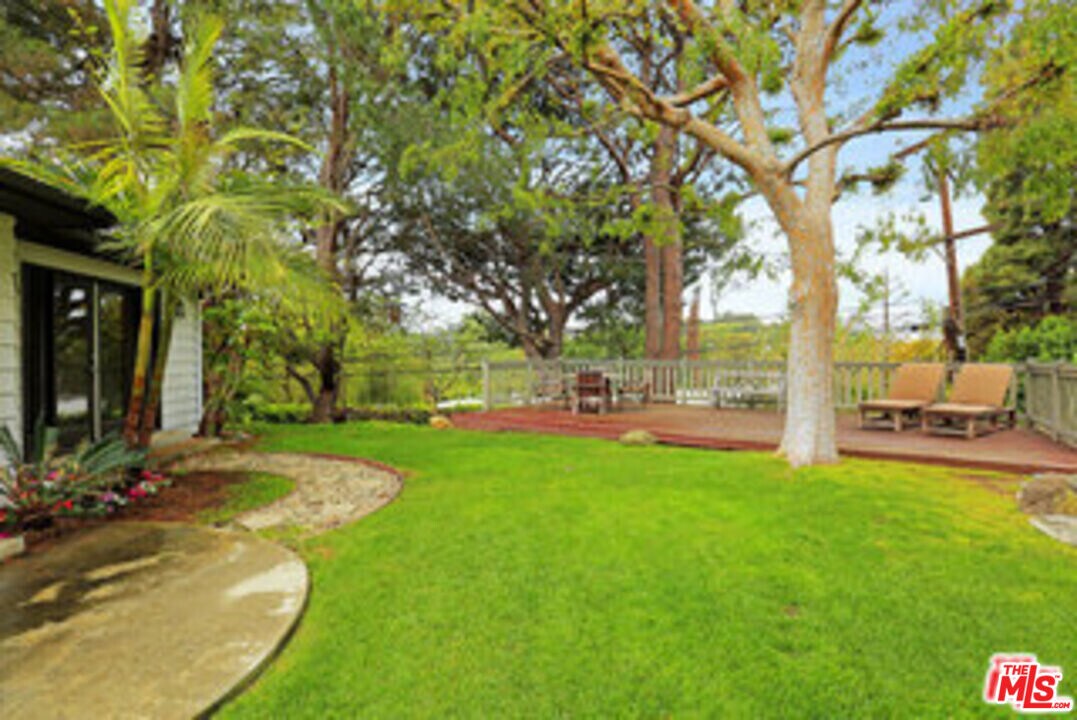 8049 Briar Summit Dr in Los Angeles, CA - Building Photo