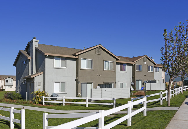 Canyon Creek Townhomes in Gonzales, CA - Foto de edificio - Building Photo