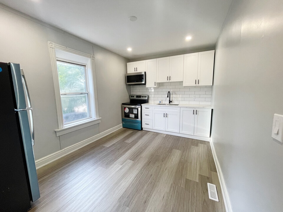 700 Wilson St in Hamilton, ON - Building Photo