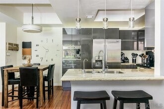 1950 Camino De La Reina, Unit River Colony condominium in San Diego, CA - Building Photo - Building Photo