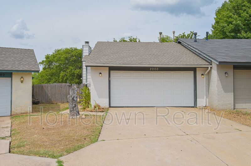 2000 Twisted Oak Cir in Norman, OK - Building Photo