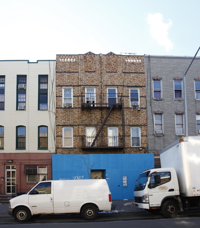 136 Wilson Ave in Brooklyn, NY - Building Photo - Building Photo