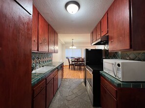 622 S Barrington Ave, Unit 208 in Los Angeles, CA - Building Photo - Building Photo