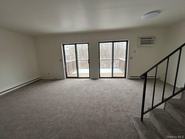 8004 Chelsea Cove N in Hopewell Junction, NY - Foto de edificio - Building Photo