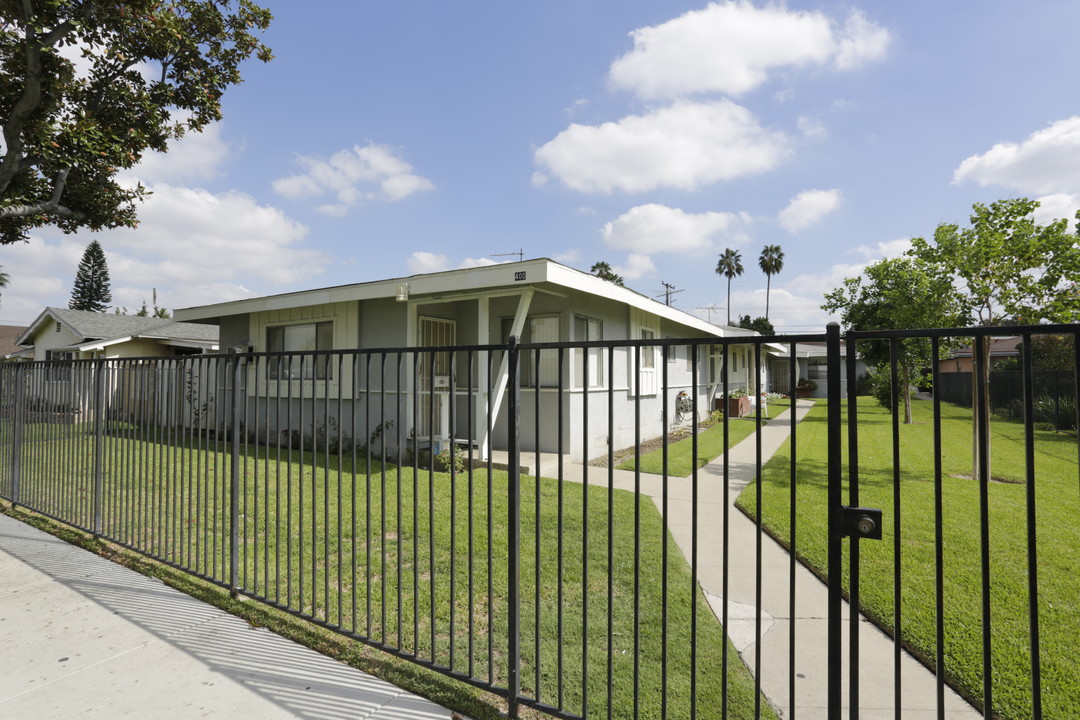 400 N Vine St in Anaheim, CA - Foto de edificio