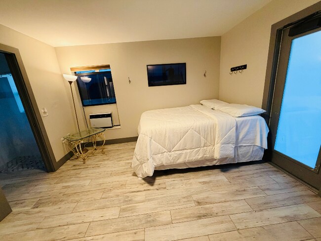 2116 NE 8th Pl in Cape Coral, FL - Building Photo - Building Photo