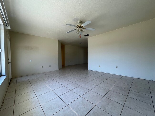 2491 Shenandoah St in North Port, FL - Foto de edificio - Building Photo