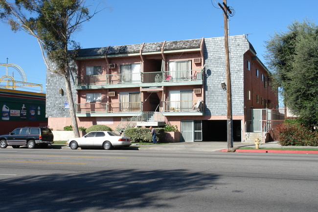 6825 Woodman Ave in Van Nuys, CA - Building Photo - Building Photo