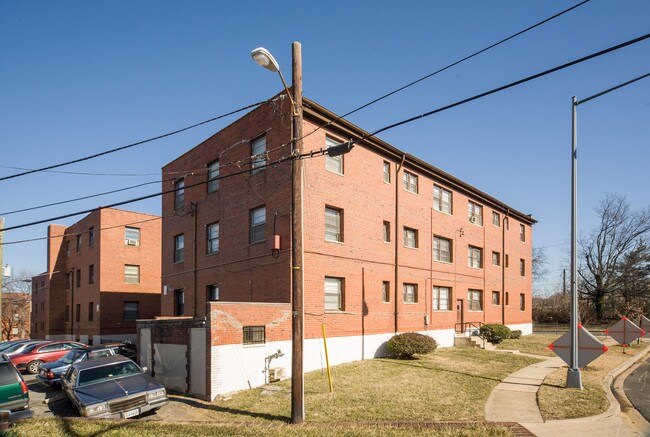 136 Kenilworth Ave NE in Washington, DC - Building Photo - Building Photo