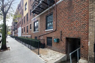 32-40 93rd St in East Elmhurst, NY - Foto de edificio - Building Photo