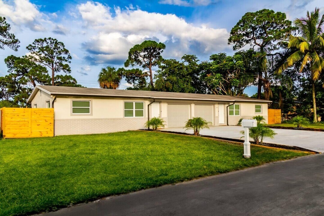 2314 Pinecrest Ct in West Palm Beach, FL - Foto de edificio