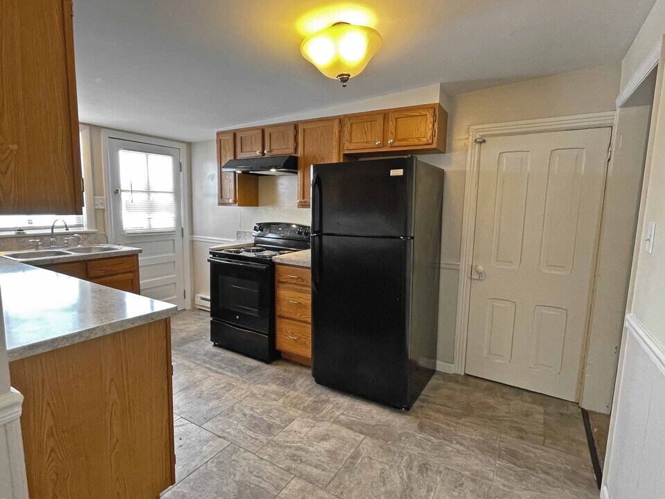 24 E High St in Hummelstown, PA - Building Photo