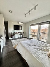 2407 W Eastwood Ave, Unit 402 in Chicago, IL - Building Photo - Building Photo