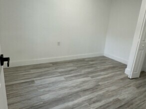 901 NW 46th St in Miami, FL - Foto de edificio - Building Photo