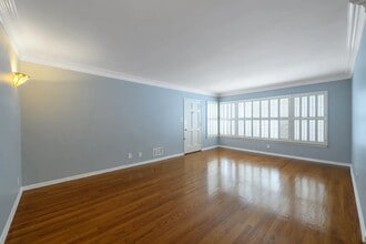 10723 Ashton Ave in Los Angeles, CA - Building Photo - Building Photo