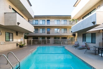 Golden House in Los Angeles, CA - Foto de edificio - Building Photo