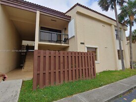 690 W Park Dr in Miami, FL - Building Photo