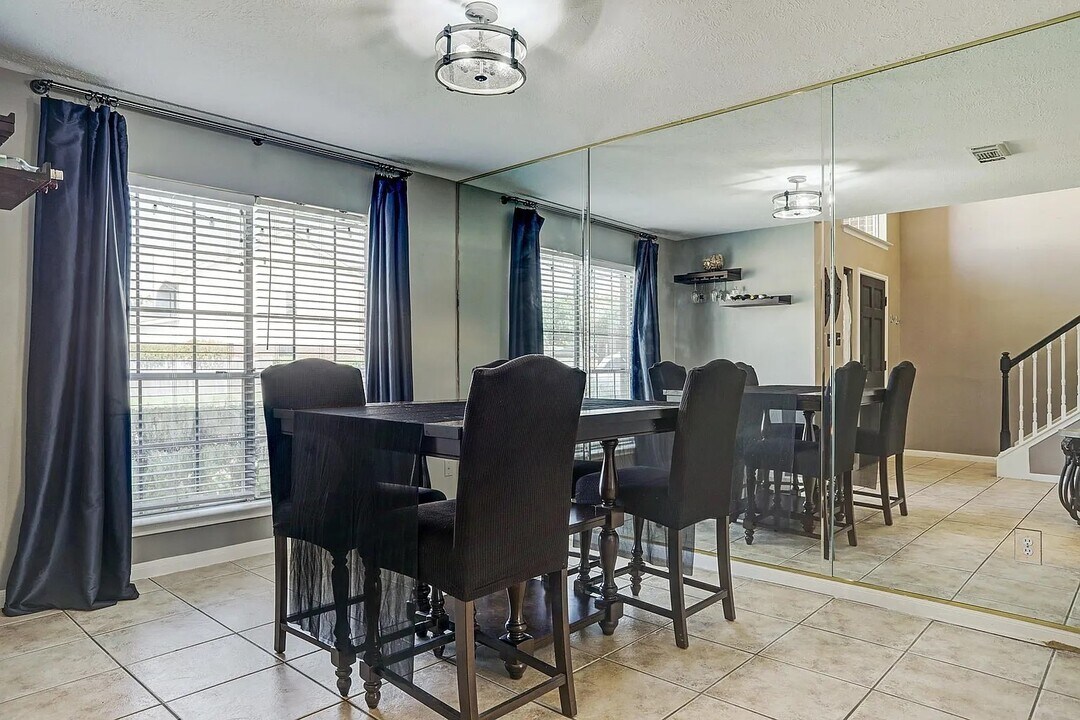 3005 Wood Hollow Dr in League City, TX - Foto de edificio