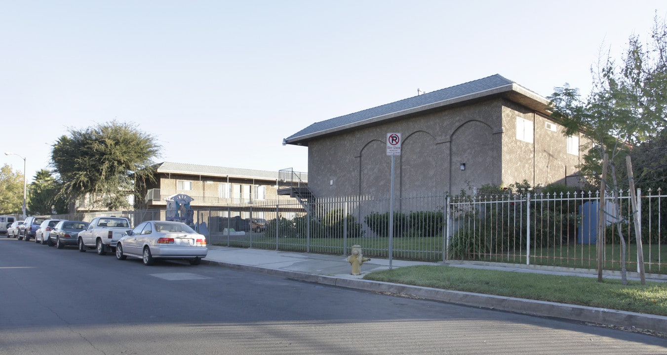 Royal Gardens I in North Hollywood, CA - Building Photo