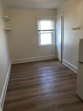 121 Washington Ave, Unit Efficiency Apartment in Mineola, NY - Foto de edificio - Building Photo