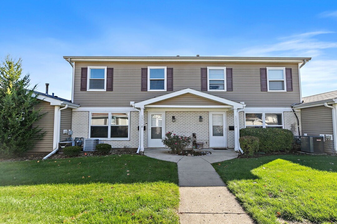 1311 Kingsbury Dr in Hanover Park, IL - Building Photo