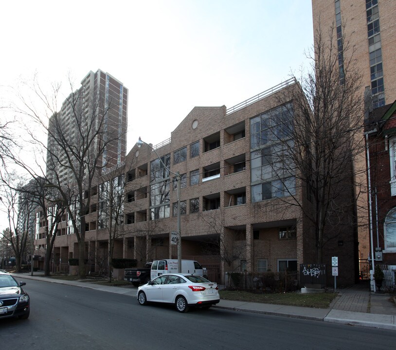 60 Homewood Ave in Toronto, ON - Building Photo