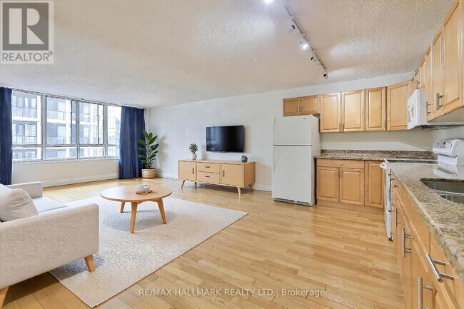 633 Bay St. in Toronto, ON - Building Photo - Building Photo