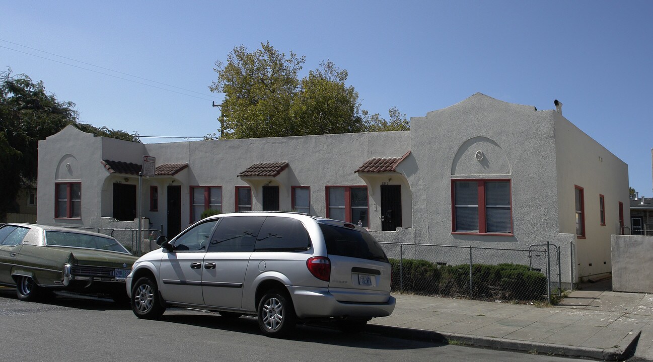 8431-8439 Dowling St in Oakland, CA - Building Photo