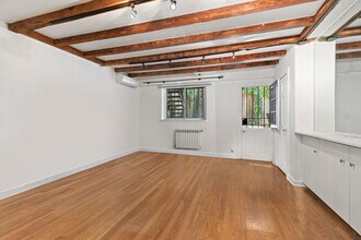 250 E 33rd St in New York, NY - Building Photo - Building Photo