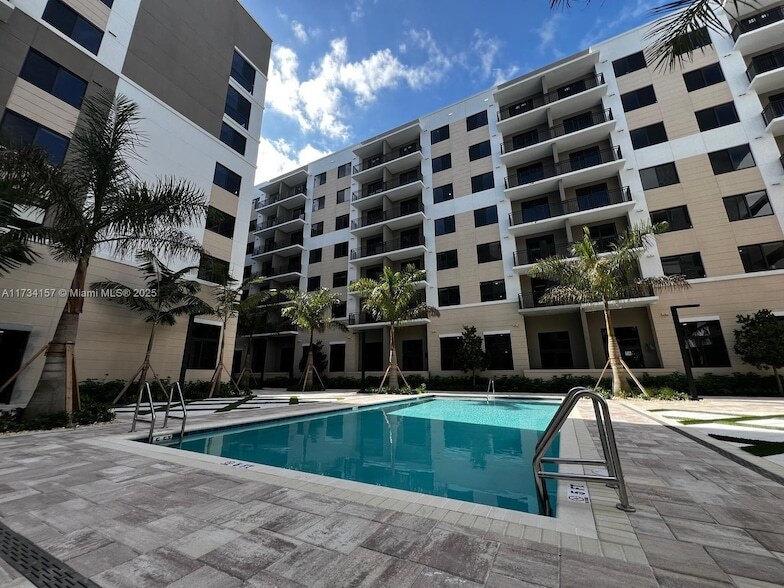 18412 Homestead Ave, Unit 618 in Miami, FL - Building Photo