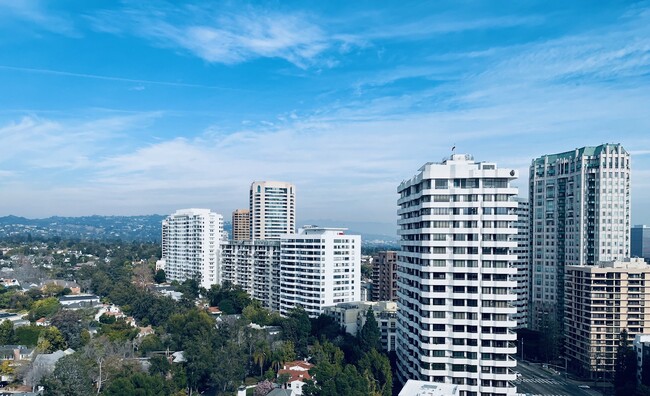 10701 Wilshire Blvd, Unit Wilshire Condo in Los Angeles, CA - Building Photo - Building Photo