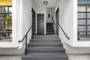 711 N. Sweetzer Ave in Los Angeles, CA - Building Photo
