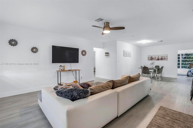 230 NE 2nd Pl in Dania Beach, FL - Building Photo - Building Photo