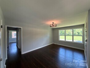 5320 Dolphin Ln in Charlotte, NC - Building Photo - Building Photo