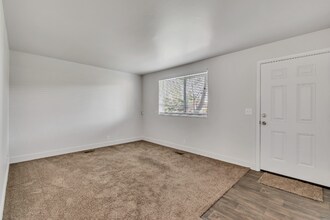 2111 E 3300 S in Salt Lake City, UT - Foto de edificio - Building Photo