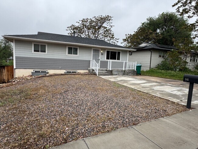946 Hutchinson Dr in Colorado Springs, CO - Building Photo - Building Photo