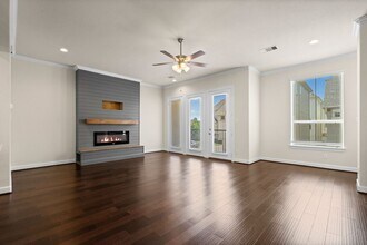 2021 Cambridge Heights Pl in Houston, TX - Building Photo - Building Photo