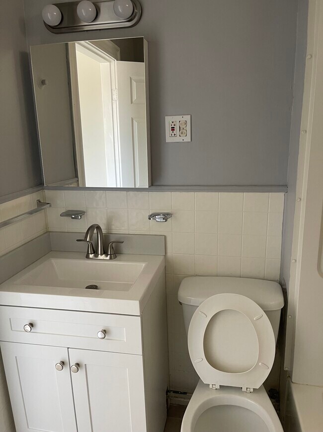 132 Meadow St, Unit 2 in Pawtucket, RI - Foto de edificio - Building Photo