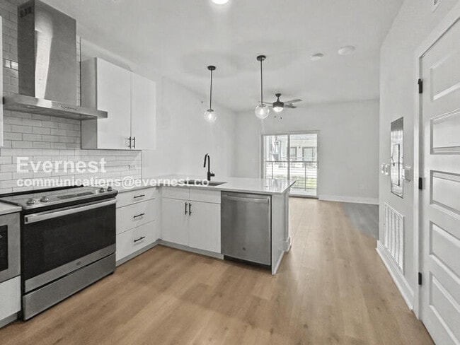 3101 Govalle Ave, Unit Apartment 110 in Austin, TX - Foto de edificio - Building Photo