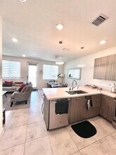 6420 NW 102nd Path in Doral, FL - Building Photo - Building Photo