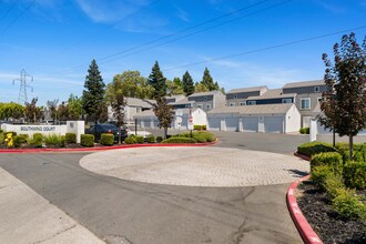 Southwind Court Apartments in Sacramento, CA - Foto de edificio - Building Photo