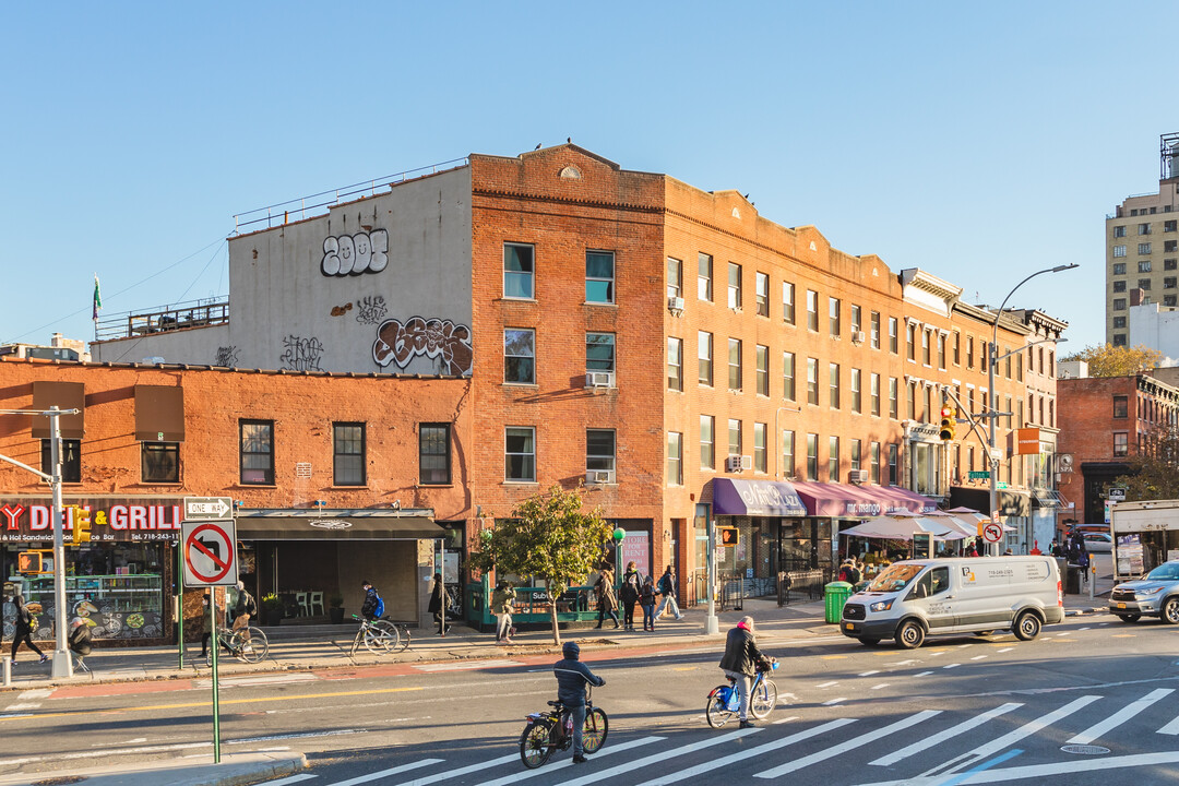 725 Fulton St in Brooklyn, NY - Foto de edificio