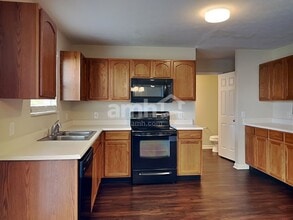 2219 S Briarwood Dr in New Palestine, IN - Foto de edificio - Building Photo