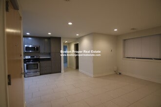 557 Columbus Ave, Unit b3 in Boston, MA - Foto de edificio - Building Photo
