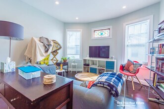 31 Pleasant St, Unit 2 in Boston, MA - Foto de edificio - Building Photo