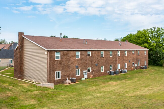 Pine Manor Apartments in Enid, OK - Building Photo - Building Photo